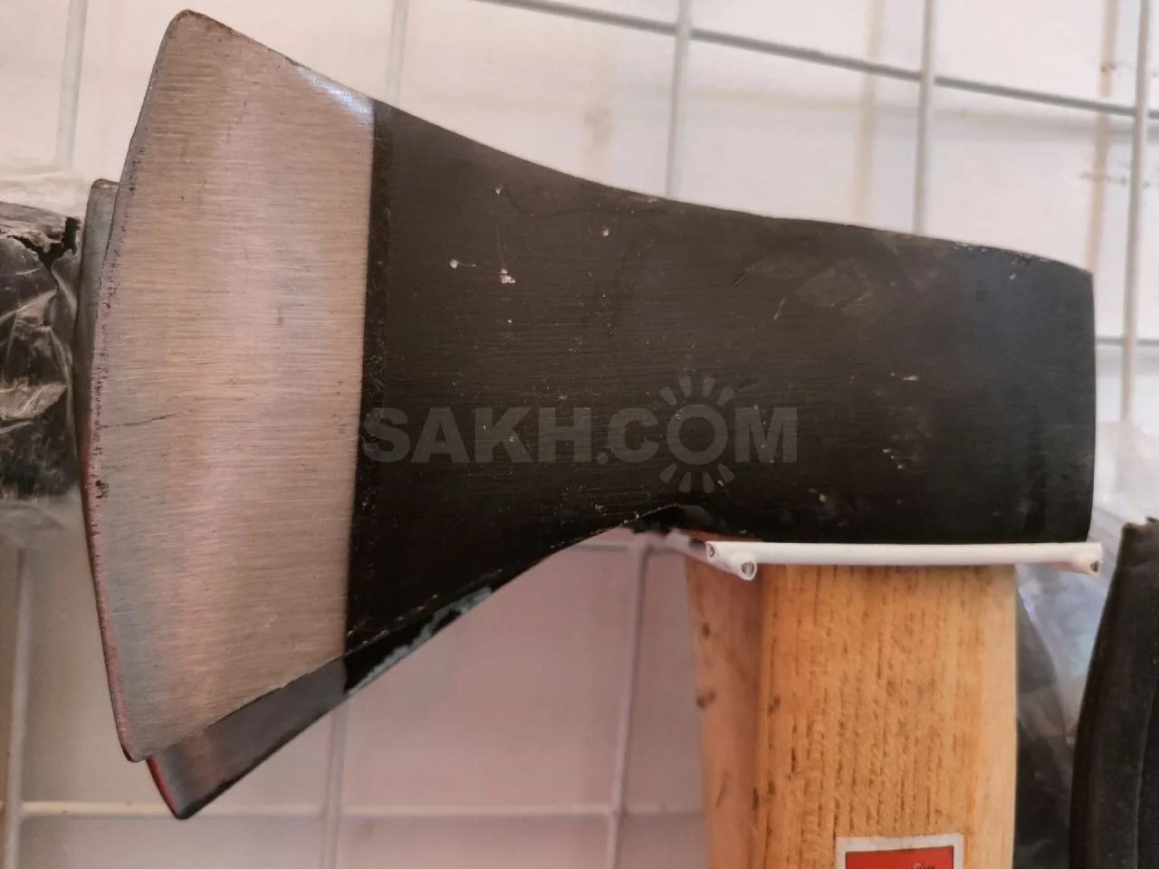 Топоры с длинной деревянной ручкой